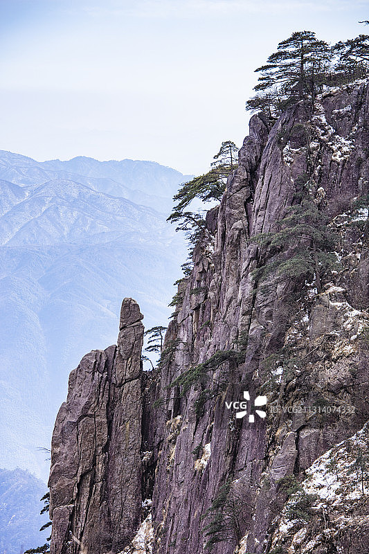 奇松怪石雾凇云海仙境黄山迎客松雪景风光图片素材