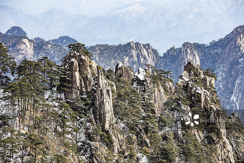 奇松怪石雾凇云海仙境黄山迎客松雪景风光图片素材