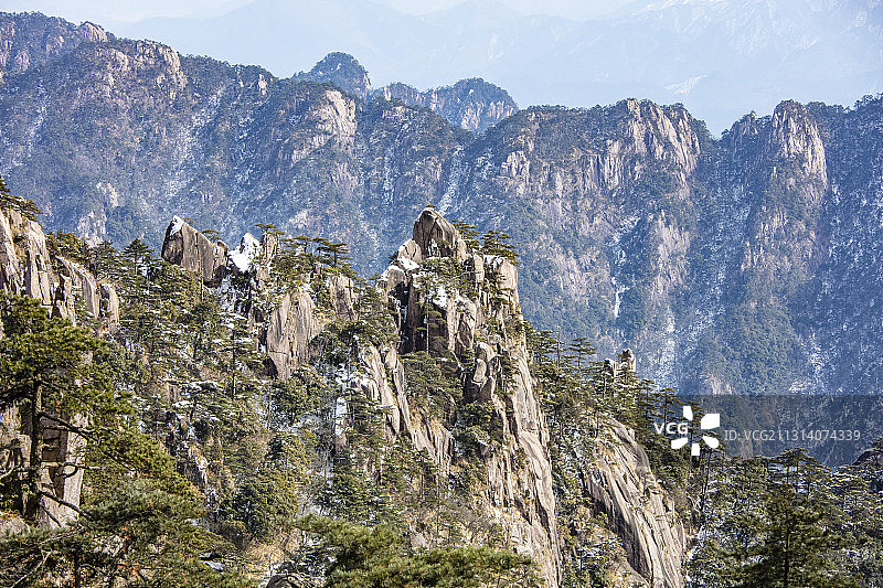 奇松怪石雾凇云海仙境黄山迎客松雪景风光图片素材
