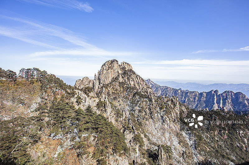 奇松怪石雾凇云海仙境黄山迎客松雪景风光图片素材