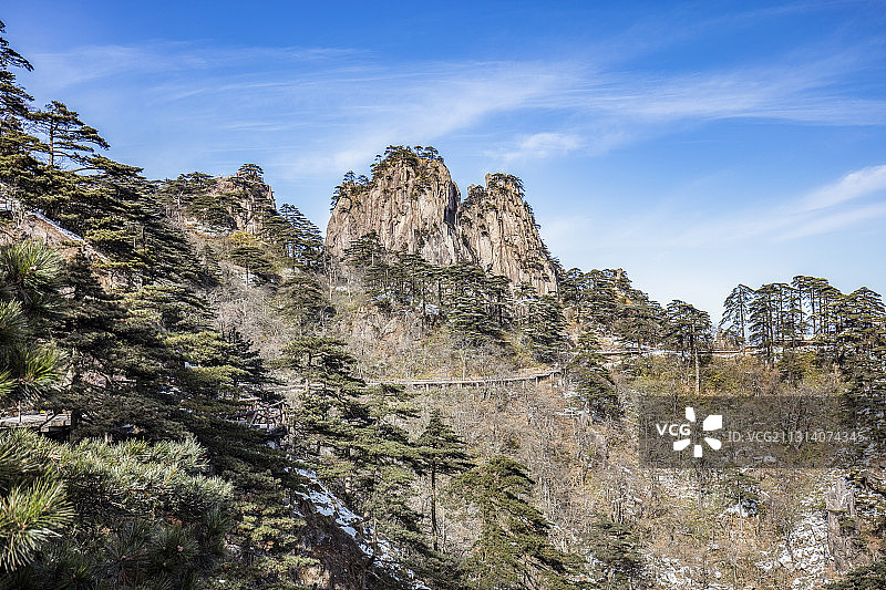 奇松怪石雾凇云海仙境黄山迎客松雪景风光图片素材