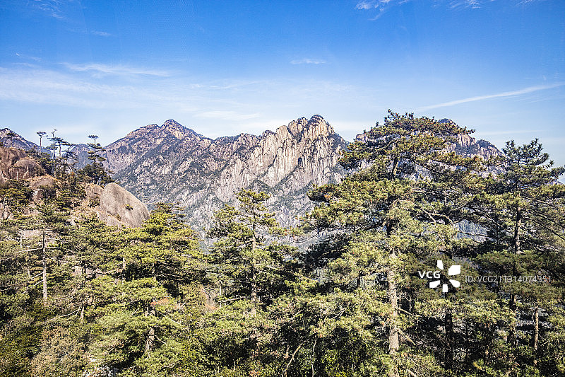 奇松怪石雾凇云海仙境黄山迎客松雪景风光图片素材