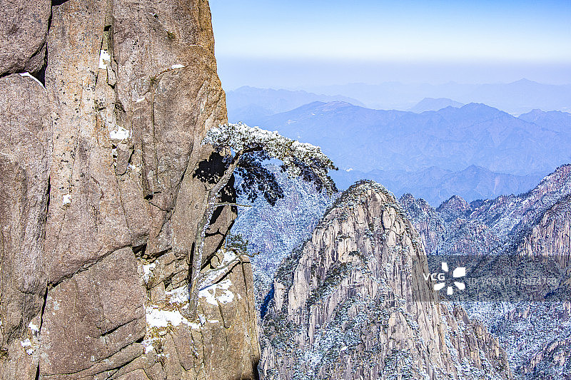 奇松怪石雾凇云海仙境黄山雪景风光图片素材
