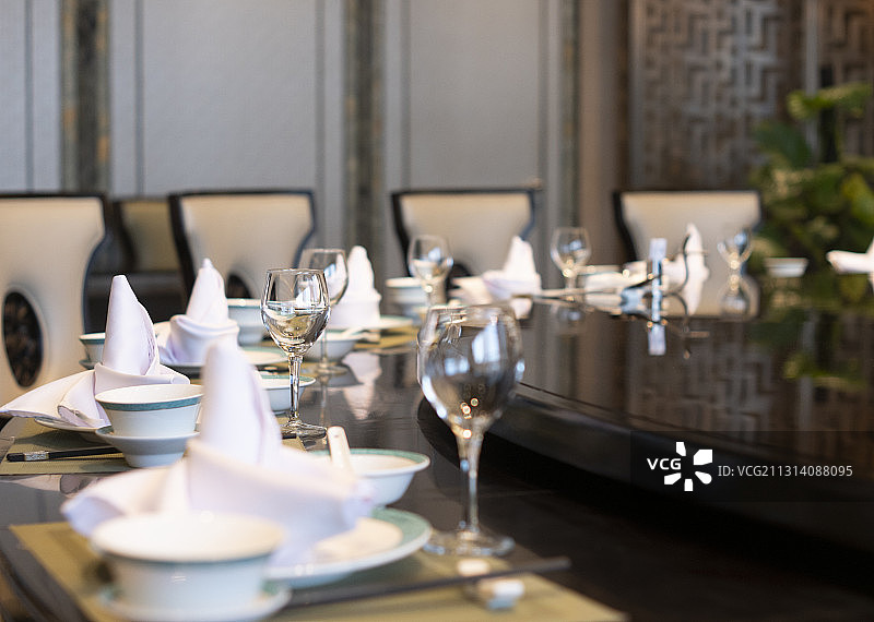 酒店包间包厢餐饮餐具玻璃杯图片素材