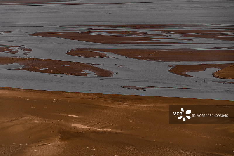 黄河在沙滩上冲出的图案，自然的力量与美图片素材