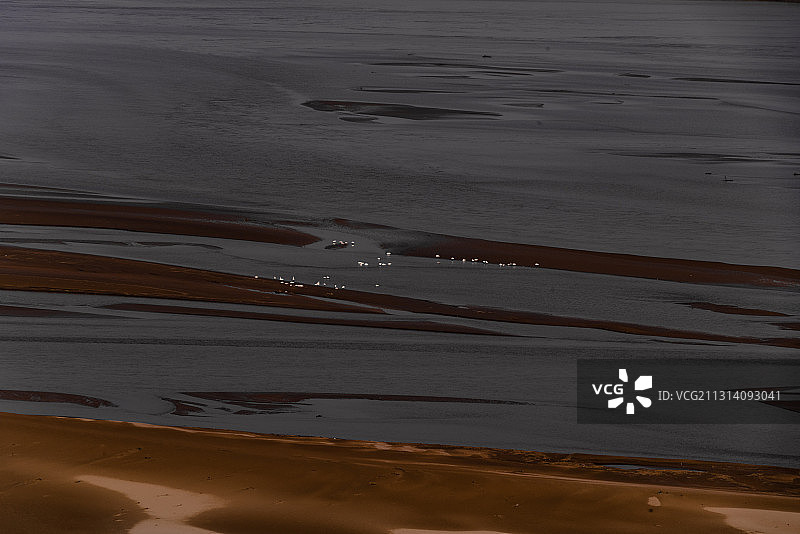 黄河在沙滩上冲出的图案，自然的力量与美图片素材