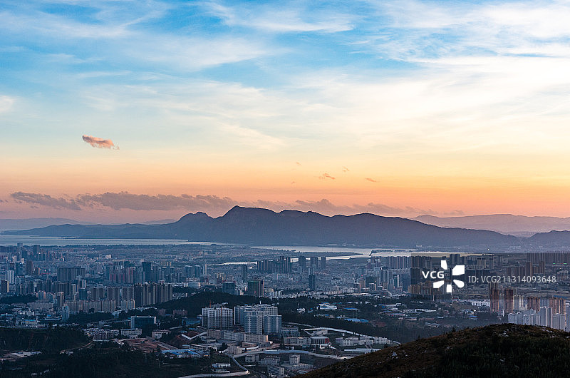 黄昏下的昆明市区和西山睡美人图片素材