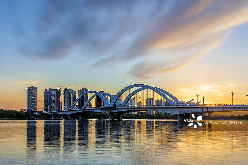 中国辽宁辽阳太子河新运大桥日暮风光图片素材