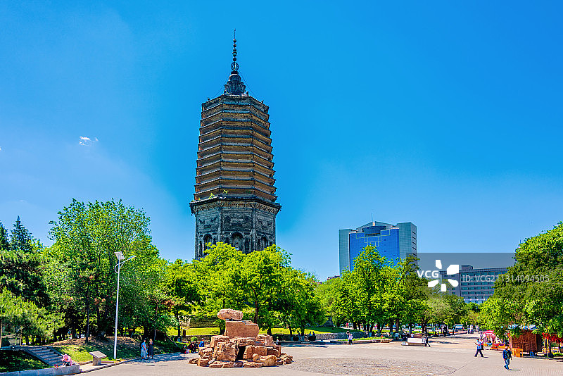 中国辽宁辽阳标志性建筑白塔图片素材
