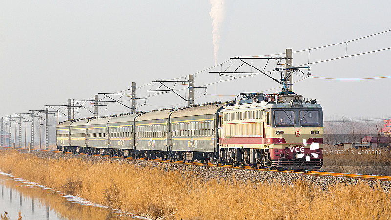 平汝线上的小票车图片素材