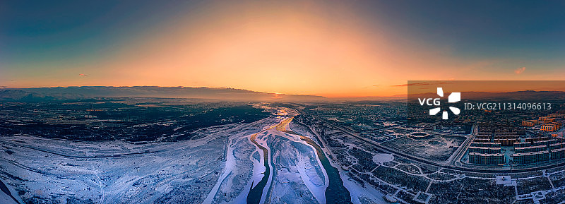 夕阳下的特克斯河图片素材