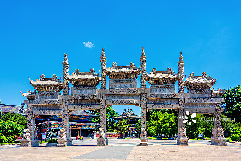 中国辽宁辽阳广佑寺青石牌坊图片素材