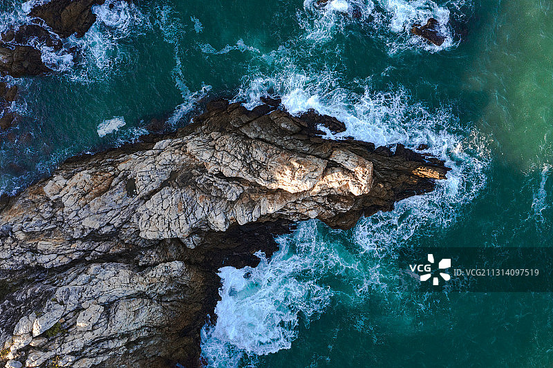 海边礁石与浪花图片素材