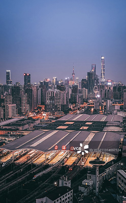 上海站与背景的陆家嘴图片素材