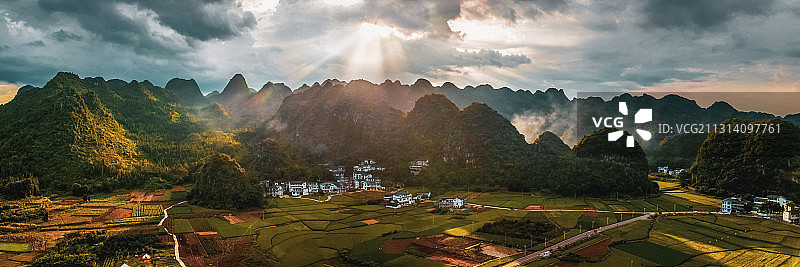 万峰林的炊烟图片素材