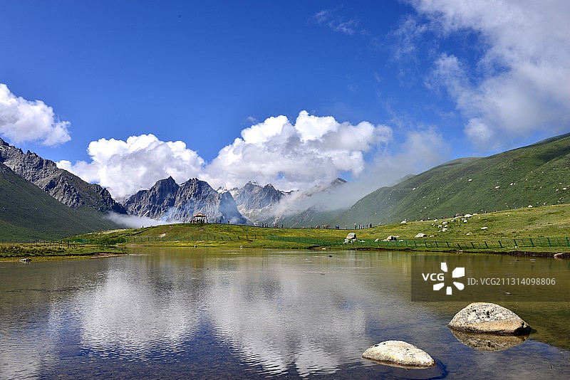 神山圣湖入画来图片素材