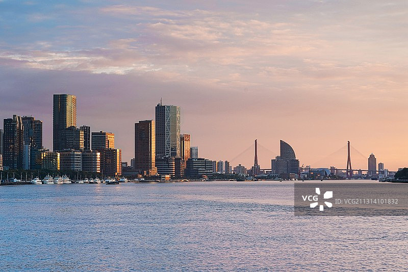 朝霞映照下的上海北外滩图片素材