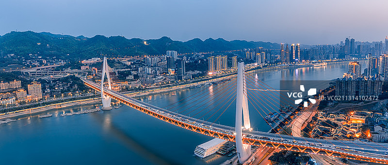 重庆市渝中区和南岸区之间的东水门大桥夜景，东水门大桥横跨长江图片素材