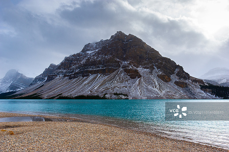 弓湖(Bow Lake)是加拿大阿尔伯塔西部的一个冰川湖图片素材