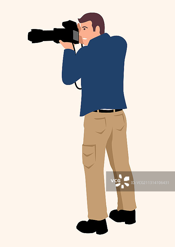 使用专业数码单反相机和长焦镜头的男人图片素材