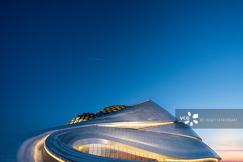 冬天夕阳下的哈尔滨大剧院图片素材