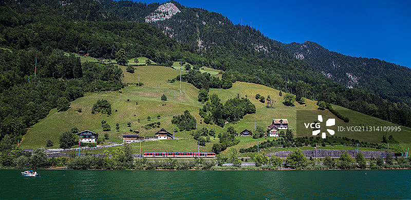 卢塞恩湖畔的列车图片素材