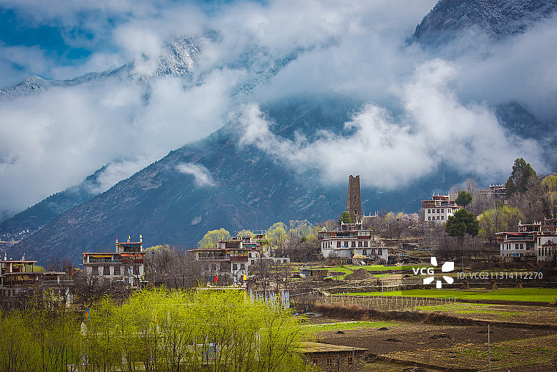 雪山脚下的神仙家园图片素材