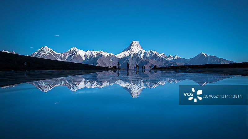 贡嘎倒影图片素材