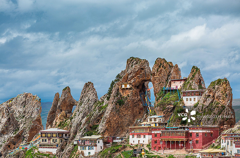 西藏海拔最高的寺院之一丁青县孜珠寺最高处的几个建筑图片素材