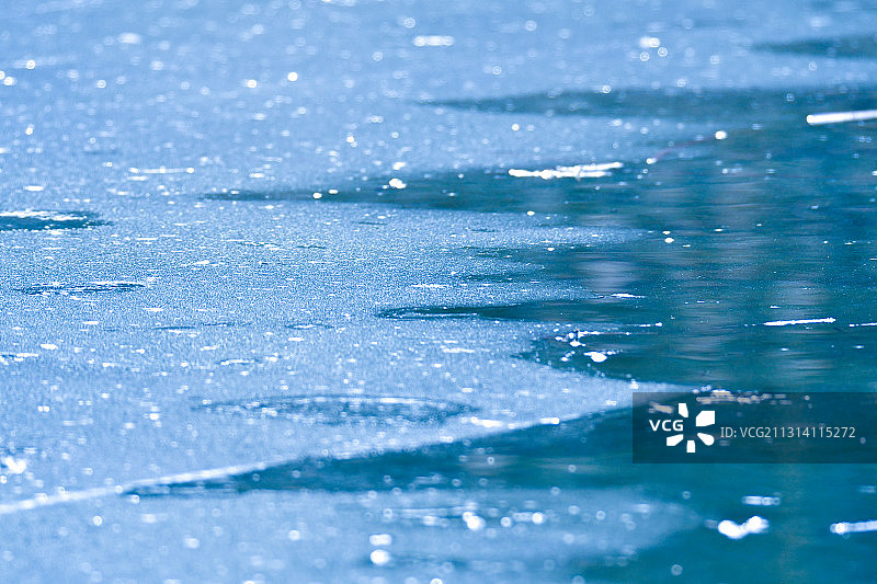 冬天湖面冰水的曲线分界图片素材