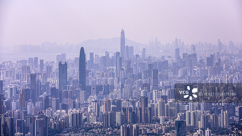 雾霾天登深圳梧桐山俯瞰深圳城市天际线图片素材