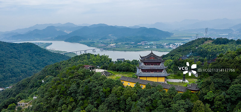浙江省绍兴市上虞曹娥江畔-东山景区，东晋名士谢安隐居于此图片素材