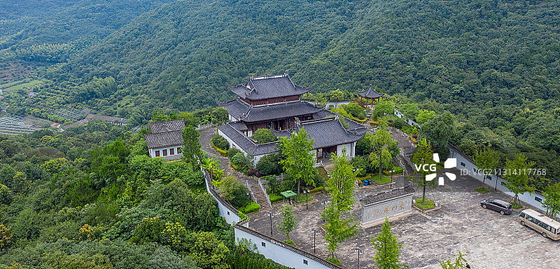 浙江省绍兴市上虞曹娥江畔-东山景区，东晋名士谢安隐居于此图片素材
