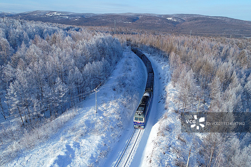 航拍大兴安岭林海雪原旅客列车图片素材