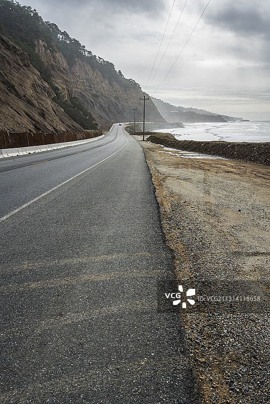 阴云笼罩在空旷无人的美国加州一号公路图片素材