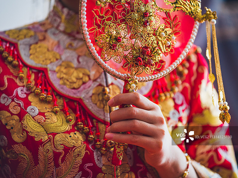 结婚 婚庆 新娘 扇子 礼服 婚服 龙凤褂 秀禾服图片素材