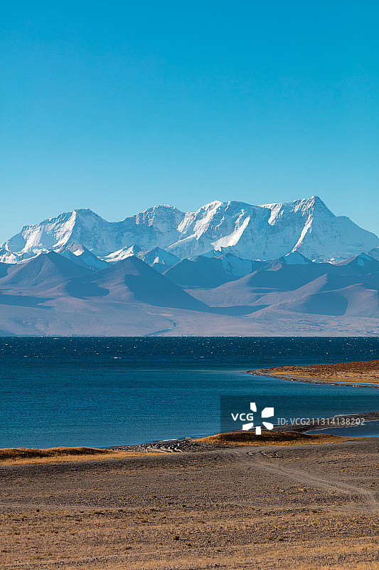 西藏那曲纳木错湖的风景，远处是念青唐古拉山。图片素材