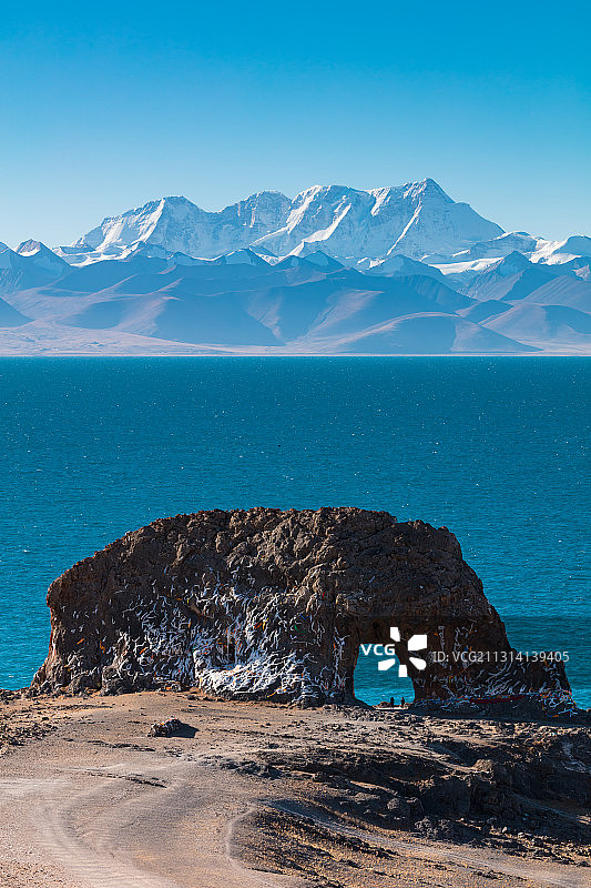 西藏那曲纳木错湖边圣象天门的风景，远处是念青唐古拉山。图片素材