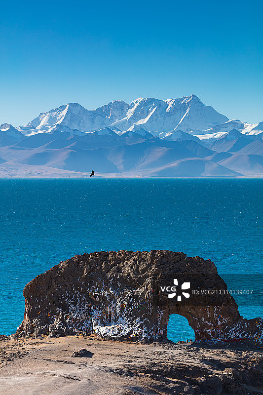 西藏那曲纳木错湖边圣象天门的风景，远处是念青唐古拉山。图片素材