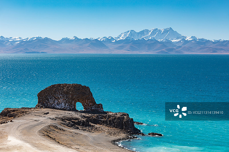 西藏那曲纳木错湖边圣象天门的风景，远处是念青唐古拉山。图片素材