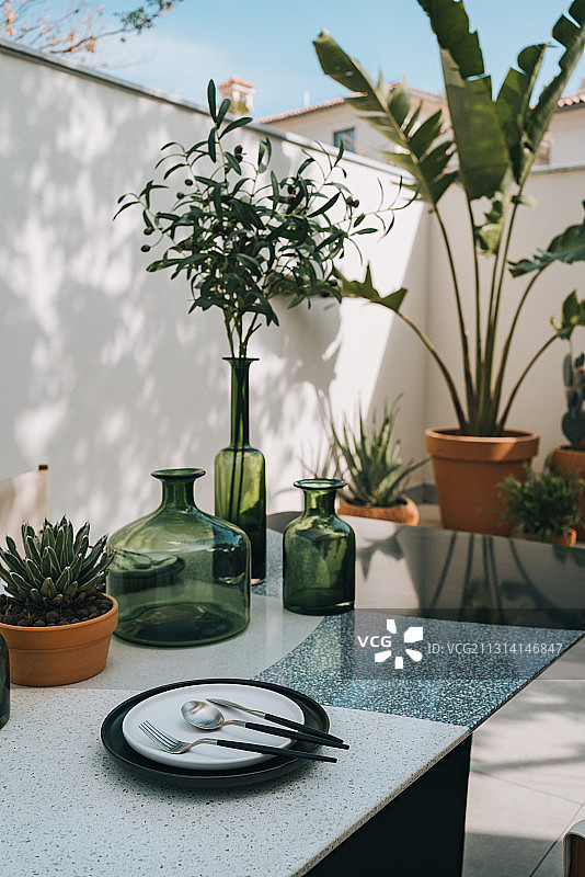 庭院里的餐桌图片素材