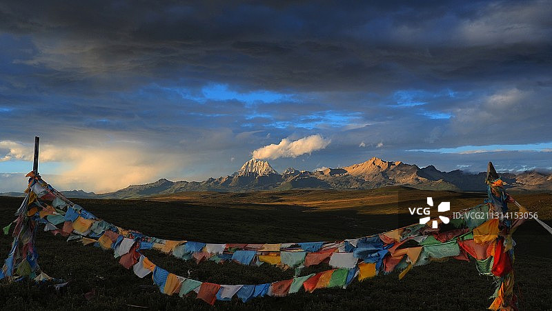 夕阳辉映，哈达舞动下的雅哈神山图片素材