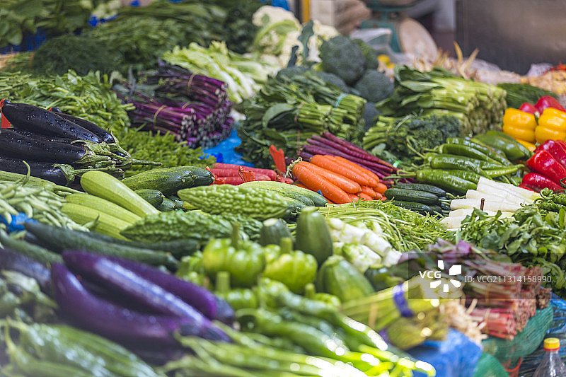 菜市场蔬菜摊位新鲜蔬菜图片素材