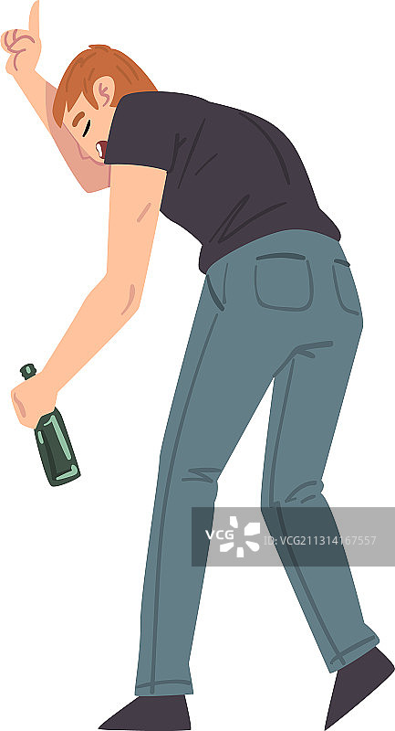 背影：拿着酒精饮料瓶的男人图片素材