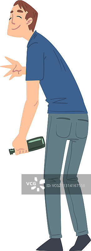 手持酒精饮料瓶的男人图片素材