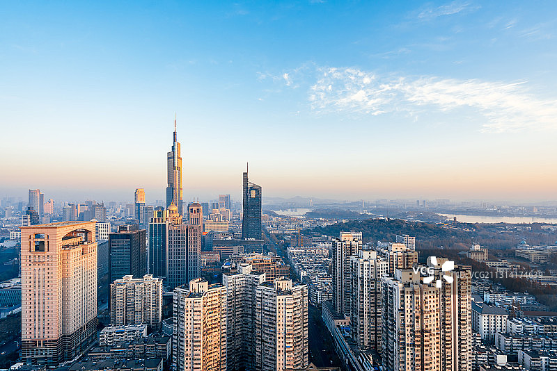 中国江苏南京紫峰大厦和城市天际线清晨风光图片素材