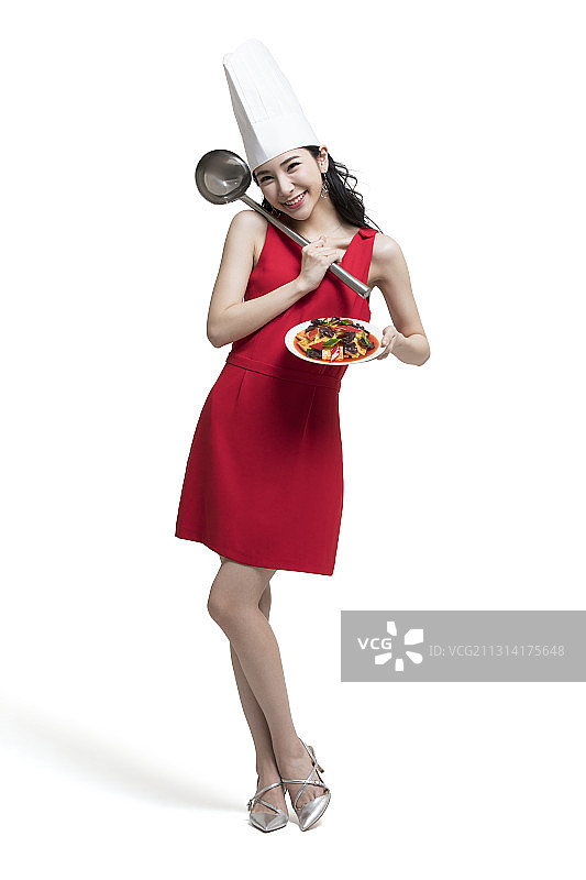 快乐的女主厨端着一盘菜图片素材