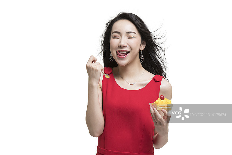 快乐的年轻女性吃蛋糕图片素材