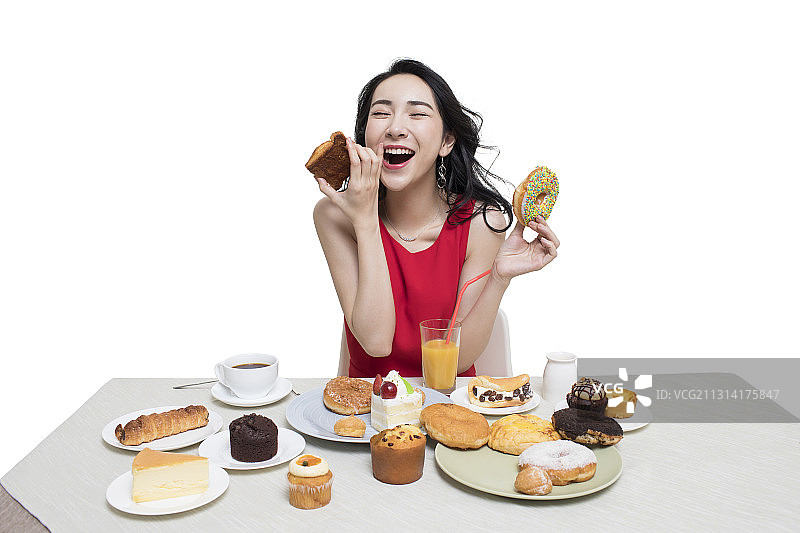 年轻时尚女性吃甜点图片素材