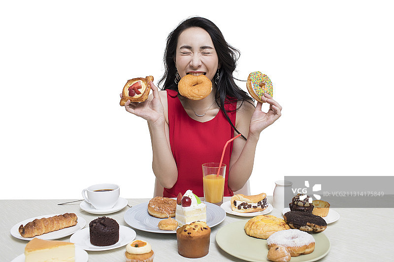 年轻时尚女性吃甜点图片素材